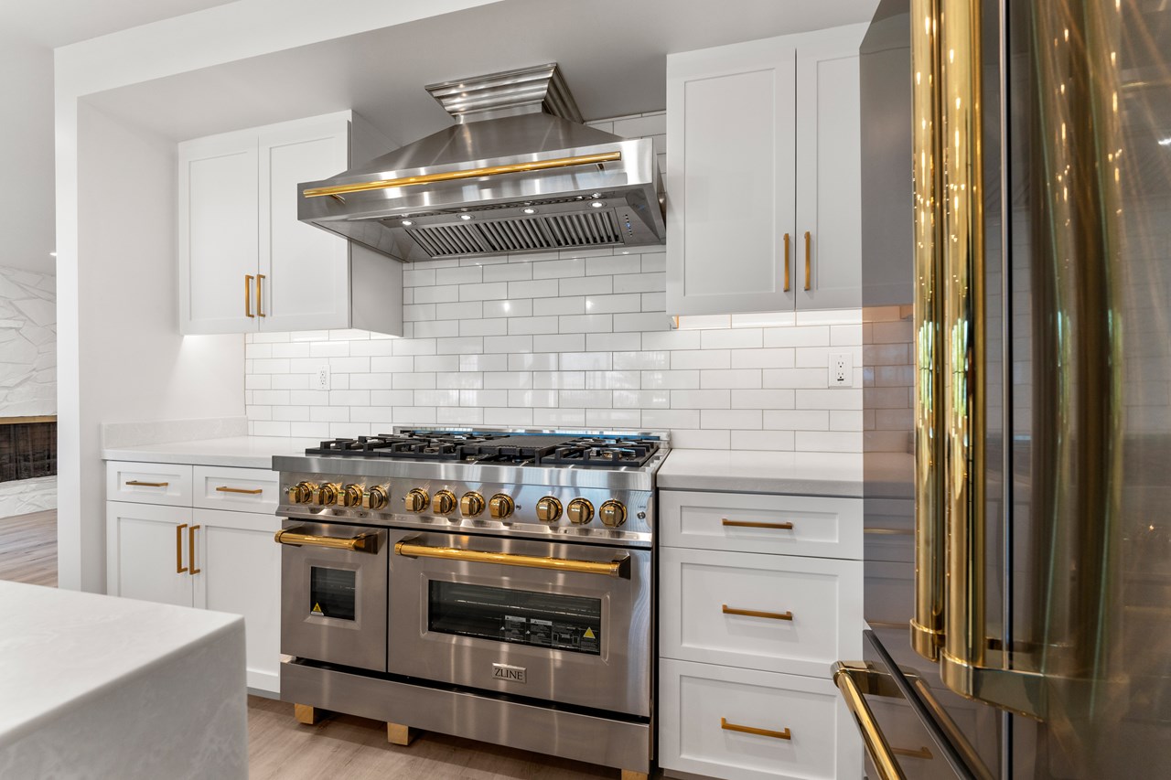 the dual fuel range and hood are absolutely stunning. the range features 7 gas burners and two electric ovens.